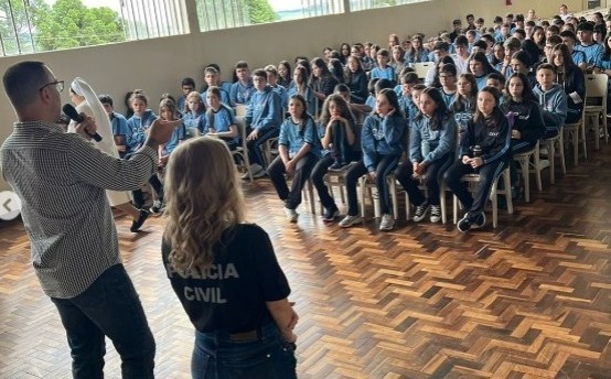 Polícia Civil realiza palestras sobre consciência ao uso de drogas, violência doméstica e bullying em escolas de Curitibanos