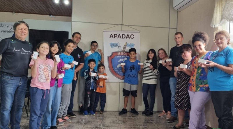 Projeto Viver Brincando, AFUFSC e APUSFSC Solidária realizaram a entrega de pilhas para aparelhos auditivos para APADAC