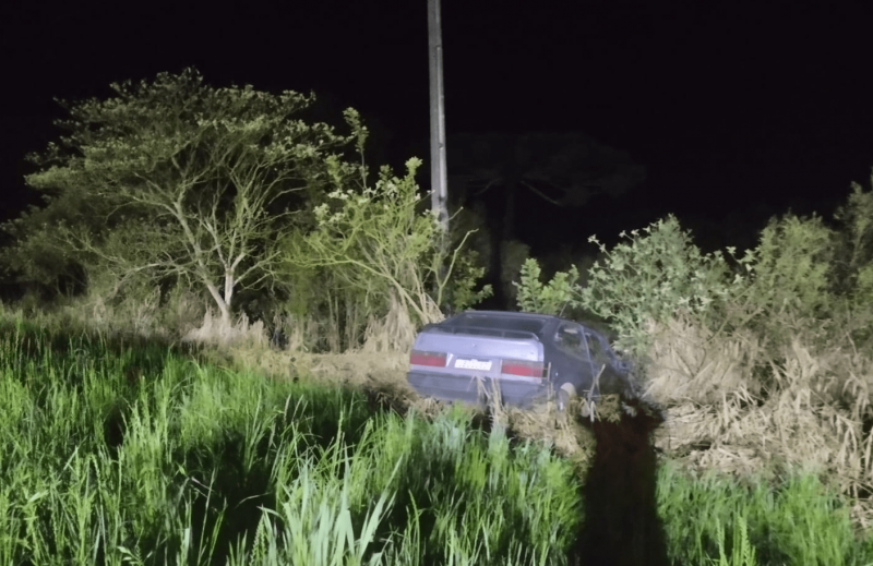 Veículo Gol sai da pista e cai em ribanceira na BR-470 em Curitibanos
