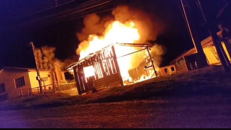 Incêndio destrói casa de madeira em Timbó Grande